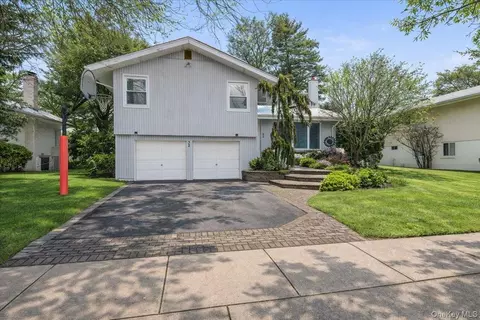32 Middle Ln, Jericho, NY 11753