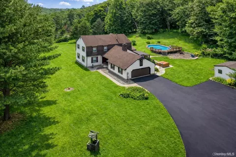 4 Debbie Ct, Chester, NY 10918
