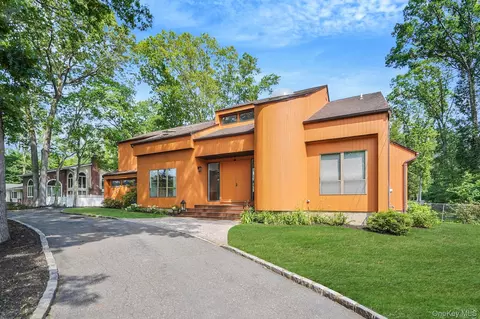 318 Sheep Pasture Rd, Setauket, NY 11733