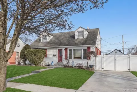 597 Seminole Rd, Franklin Square, NY 11010