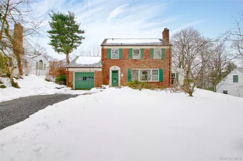 24 Orchard Farm Rd, North Hempstead, NY 11050
