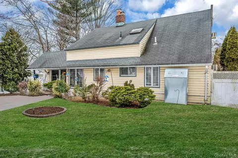 22 Mercury Ln, Levittown, NY 11756