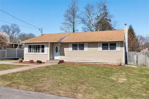 18 Wexford St, Huntington, NY 11743