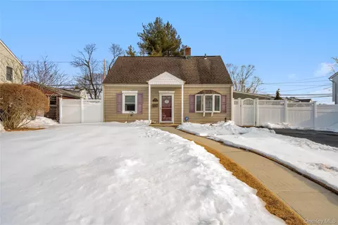 108 Swan Ln, Levittown, NY 11756