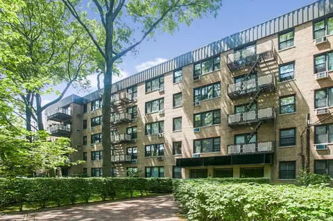 4 Birchwood Ct #3J, Mineola, NY 11501