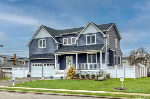72 W Marine Ave, Lindenhurst, NY 11757