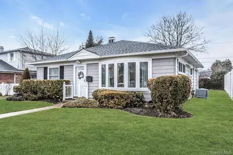 3579 Wyanet St, Seaford, NY 11783