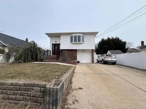 630 S Wellwood Ave, Lindenhurst, NY 11757