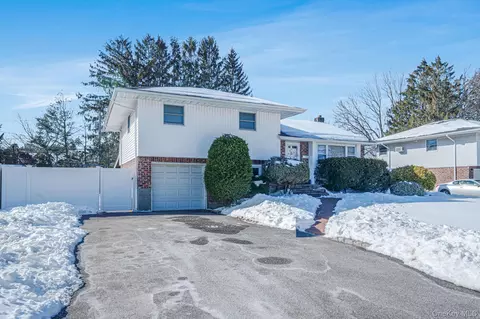 24 Kings Park Rd, Commack, NY 11725
