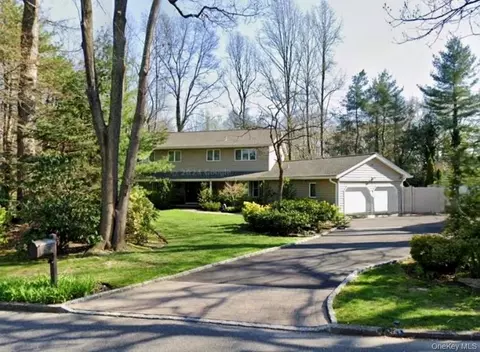 42 Hearthstone Dr, Dix Hills, NY 11746