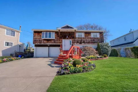711 S Bayview Ave, Freeport, NY 11520