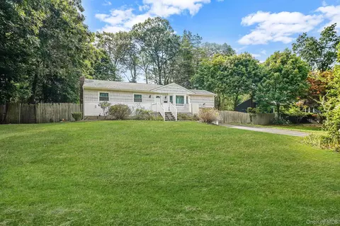 121 Foxdale Ln, Port Jefferson, NY 11777