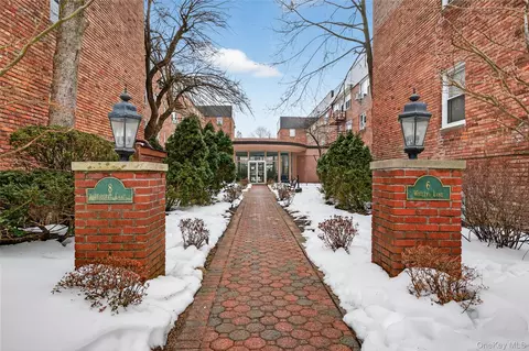 8 Wooleys Ln #B12, North Hempstead, NY 11023