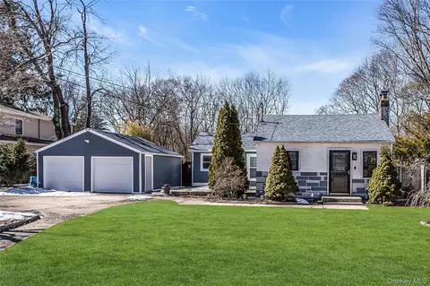 89 Pinelawn Ave, Shirley, NY 11967