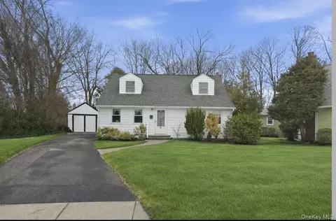 3 Coral Cv, East Norwich, NY 11732