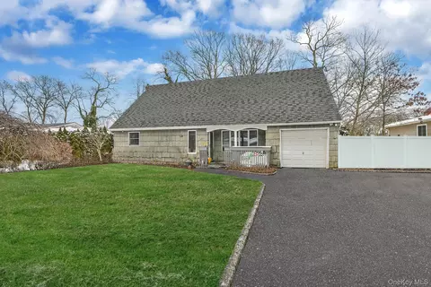 47 Holiday Blvd, Center Moriches, NY 11934