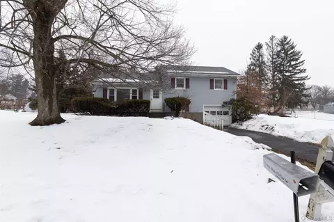16 Stirrup Dr, Newburgh, NY 12550