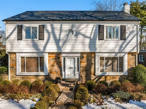 9 Chester Dr, North Hempstead, NY 11021