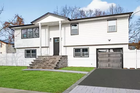 244 N Erie Ave, Lindenhurst, NY 11757
