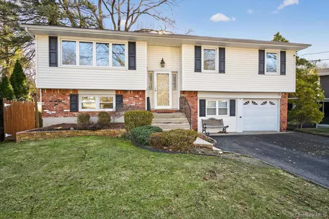 8 Stern Ct, Huntington Station, NY 11746