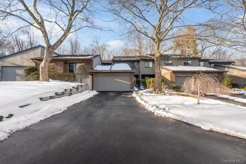 8 Wimbledon Ct, Jericho, NY 11753