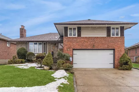 51 Edgewood Dr, North Hempstead, NY 11040