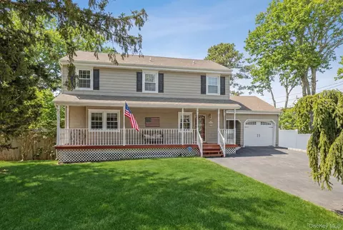 1 6th St, Nesconset, NY 11767