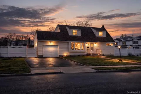 6 Maple Ln, Massapequa Park, NY 11762
