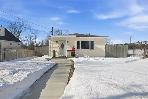 20 Wendy Ln, Brentwood, NY 11717