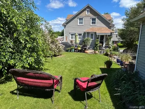 28 Jane St, North Hempstead, NY 11577