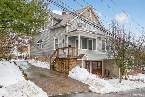 28 Jane St, North Hempstead, NY 11577