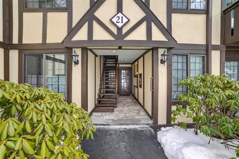 21 Foxwood Dr #8, Mount Pleasant, NY 10570