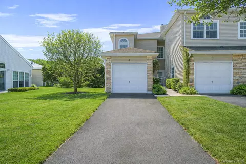 3 Windwatch Dr, Hauppauge, NY 11788