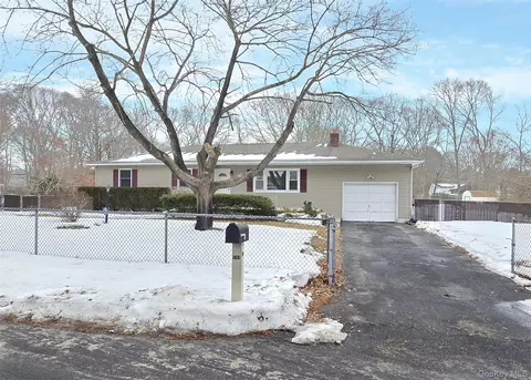 143 Hawthorne St, Mastic, NY 11950