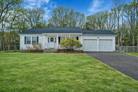 14 Wiltshire Ct, Center Moriches, NY 11934