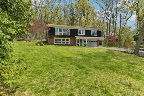 50 Stony Hollow Rd, Centerport, NY 11721