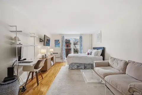451 W 22nd St #3F, New York, NY 10011