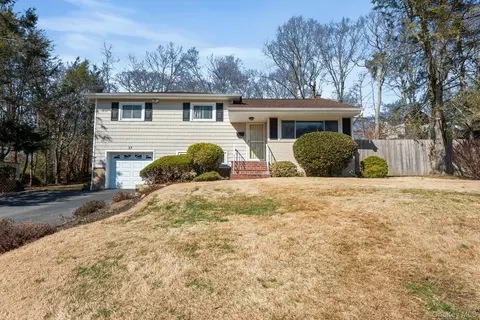 37 Grist Mill Ln, Huntington, NY 11743