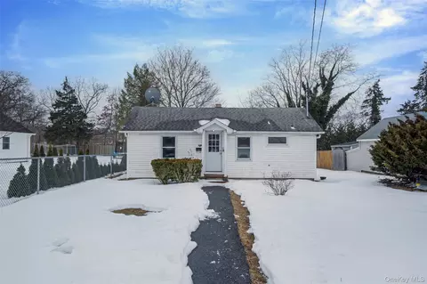 1049 Woodcrest Ave, Riverhead, NY 11901