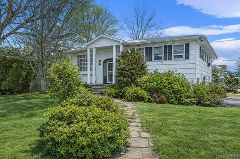 425 Old Courthouse Rd, North Hempstead, NY 11040
