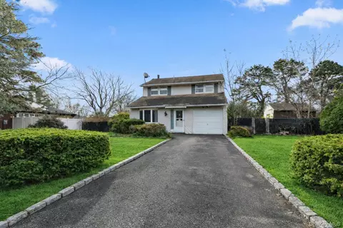 40 Mercury Ave, Brookhaven, NY 11772