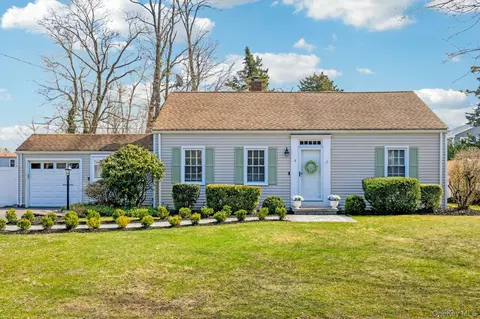 4 Jeffrey Ln, Setauket, NY 11733