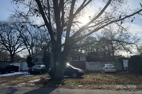 44 Lexington Ave, Brentwood, NY 11717