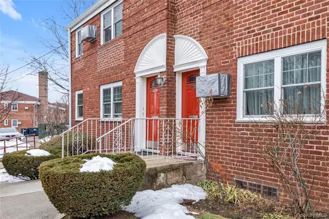 22455 Kingsbury Ave #B, Oakland Gardens, NY 11364