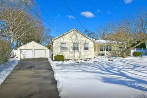 7 Gerber St, Dix Hills, NY 11746