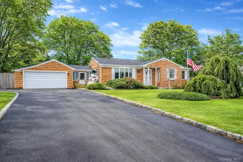 9 Barnes Rd, Manorville, NY 11949