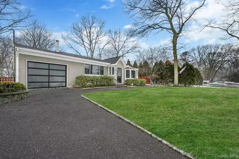 100 Parkside Ave, Miller Place, NY 11764