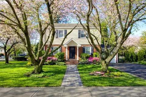 6 Boylston St, Garden City, NY 11530