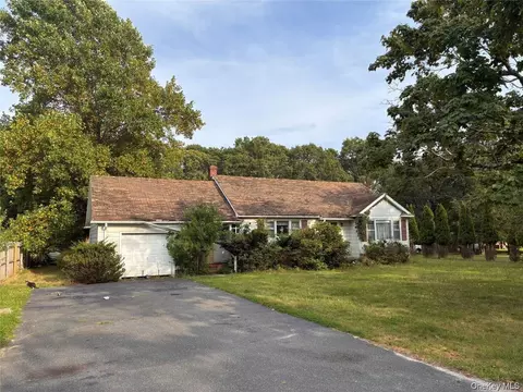 16 Nidzyn Ave, Remsenburg, NY 11960