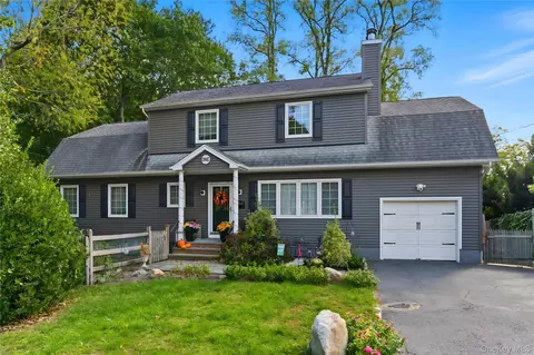 1 Hillcrest Pl, Locust Valley, NY 11560